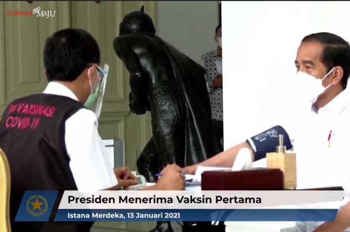 Presiden Joko Widodo melakukan pengecekan kesehatan sebelum melakukan vaksinasi covid-19
