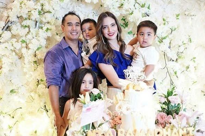 Keluarga Nia Ramadhani dan Ardi Bakrie 