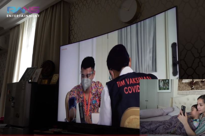 Raffi Ahmad terpilih sebagai salah satu selebriti penerima vaksin covid-19.