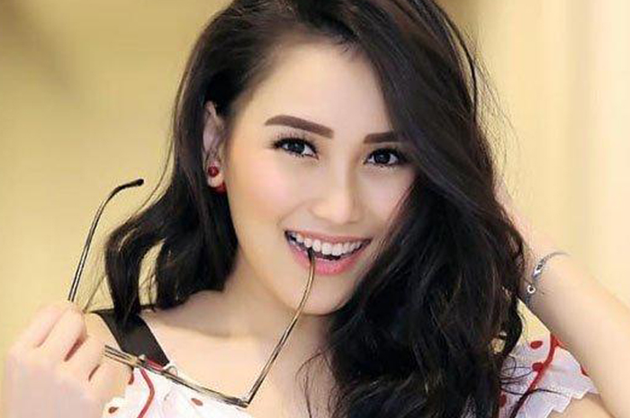 Ayu Ting-Ting diramal Mbak You sulit dapat jodoh karena ada yang menyumpahi