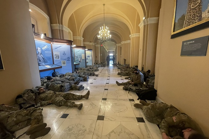 Menurut Associated Press, sejumlah anggota parlemen mendapatkan ancaman akan dibunuh atau diserang di luar gedung parlemen.