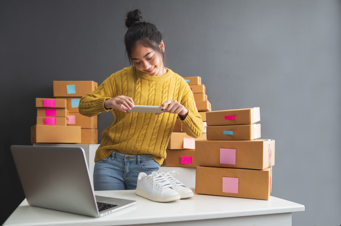 Ilustrasi seller Shopee layani promo belanja online.