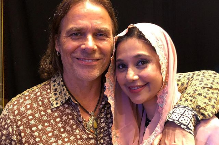 Ayu Azhari dan suami