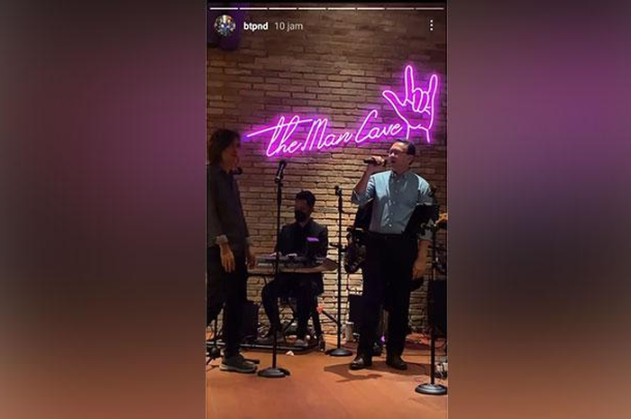 Ahok menyanyi di pesta ulang tahun Ricardo Gelael melepas maskernya. 
