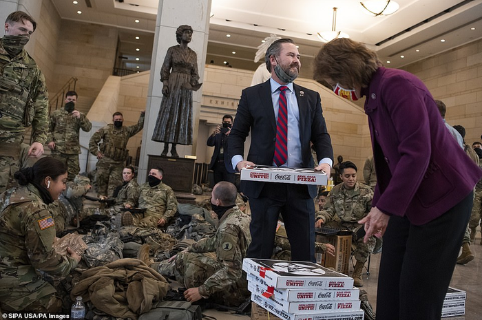 Anggota DPR AS Vicky Hartzler dan Mike Waltz dari Republik membagikan pizza kepada para pasukan Garda Nasional yang menjaga Gedung Capitol