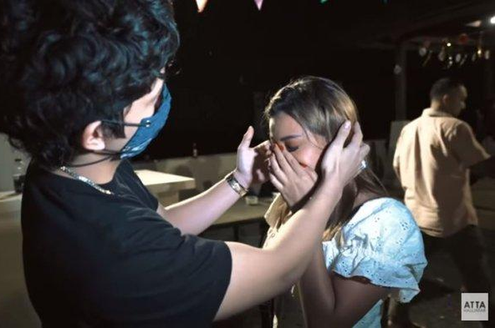 YouTuber Atta Halilintar merasa tak bisa jauh dari sang kekasih, penyanyi Aurel Hermansyah.