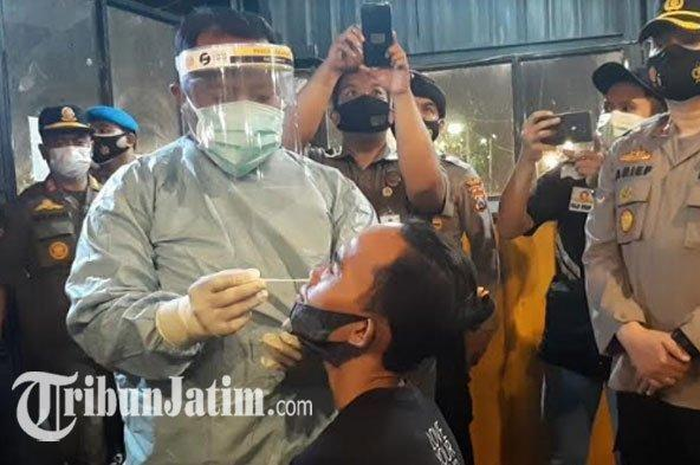 Karyawan kafe dirapid tes antigen karena melanggar jam operasional PPKM di Gresik pukul 21.00 Wib, Sabtu (16/1/2021)
