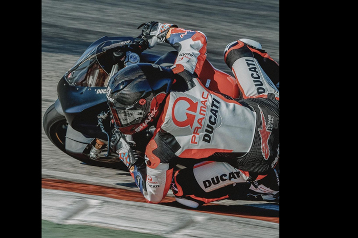 Pembalap debutan MotoGP 2021 Jorge Martin gak cuma latihan motor tapi mau pamer livery tim Pramac Racing di baju balapnya