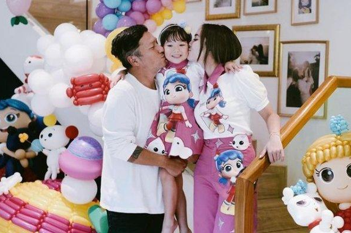 Gempi merayakan hari ulang tahun bersama kedua orangtuanya, Gading Marten dan Gisel 