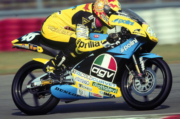 Pembalap MotoGP lain ganti helm dan baju balap di MotoGP 2021. Valentino Rossi tetap bertahan dengan helm AGV dan baju balap Dainese sejak 1996 lalu