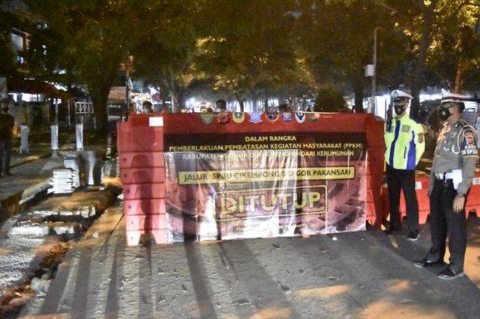 Ruas jalan ke Stadion Pakansari ditutup dalam rangka Pemberlakuan Pembatasan Kegiatan Masyarakat (PPKM) Jawa dan Bali 