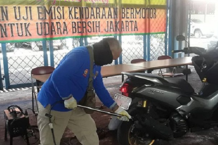 Ilustrasi uji emisi motor.