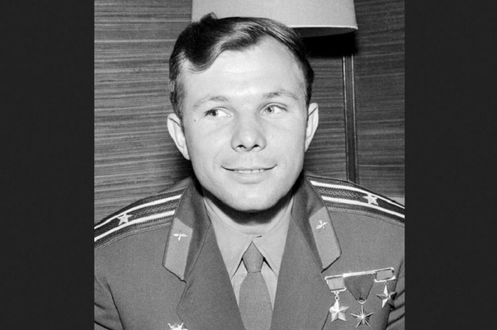 Orang   Yuri Gagarin Pertama yang Berhasil Meluncur ke Ruang Angkasa Menggunakan Pesawat Vostok 1