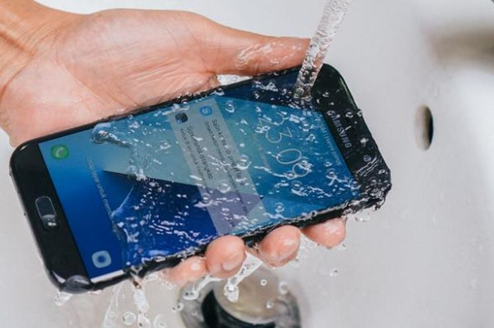 Ilustrasi Handphone Kena Air
