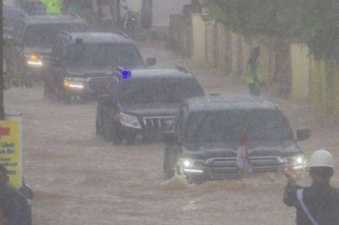 Presiden Jokowi menggunakan Toyota Land Cruiser 200 sebagai mobil dinas menerobos banjir di Kalimantan Selatan, Senin (18/1/2021) 