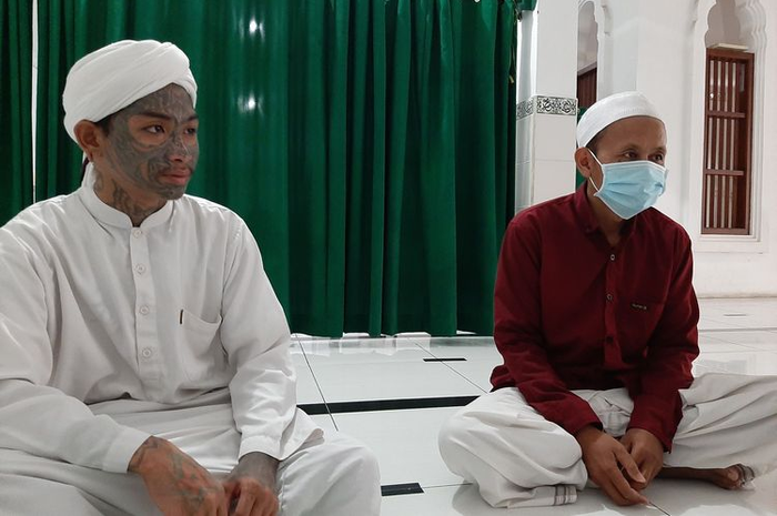 Ahmad Nur Kusuma Yuda (kiri) dan takmir masjid Syarifudin Masjid Jami Al-Istiqomah Jalan Kusuma Wardani, Pleburan.