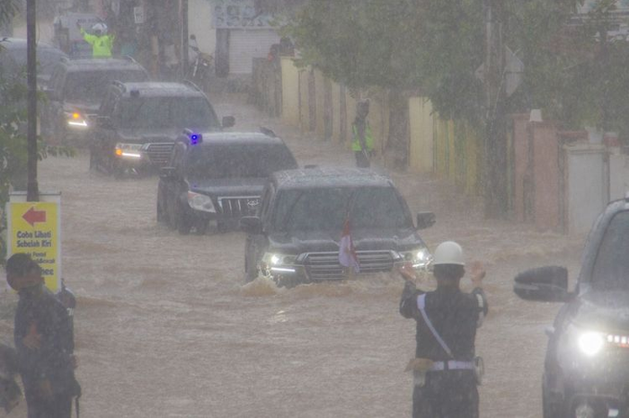 Presiden Joko Widodo yang berada di dalam mobil kepresidenan melintasi banjir di Desa Pekauman Ulu, Kabupaten banjar, Kalimantan Selatan, Senin (18/1/2021). Kunjungan kerja tersebut dalam rangka melihat langsung dampak banjir dan meninjau posko pengungsian korban banjir di Provinsi Kalimantan Selatan