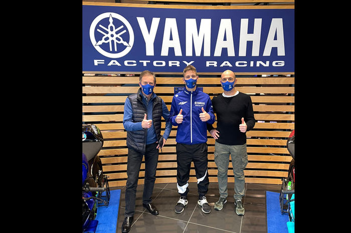 Penampakan pengganti Valentino Rossi di tim Yamaha pabrikan Fabio Quartararo (tengah) didampingi Lin Jarvis (kiri) dan Massimo Meregalli (kanan) di Gerno di Lesmo Italia