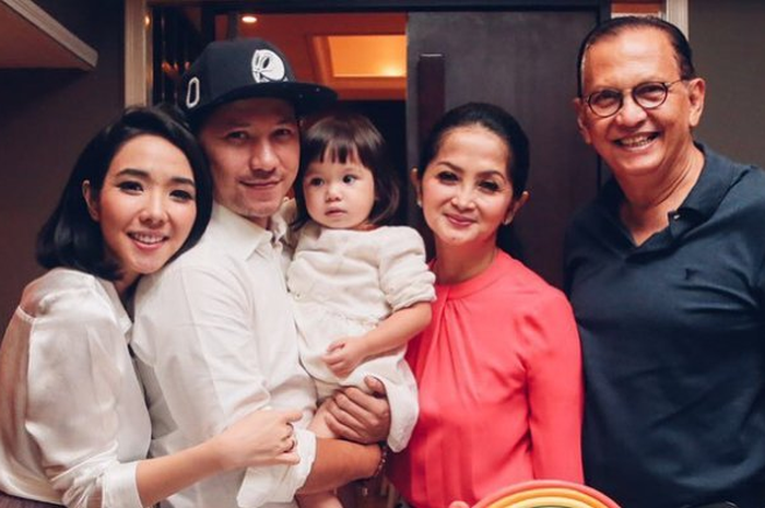 Gisella Anastasia bersama keluarga Gading Marten