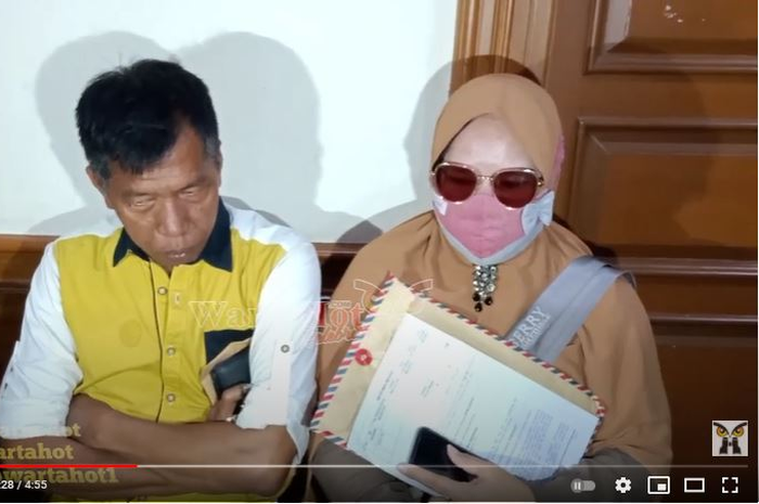 Rohimah Alli dan Kiwil setelah menghadiri pra-mediasi sidang perceraiannya di Pengadilan Agama Jakarta Selatan, Rabu (20/1/2021).