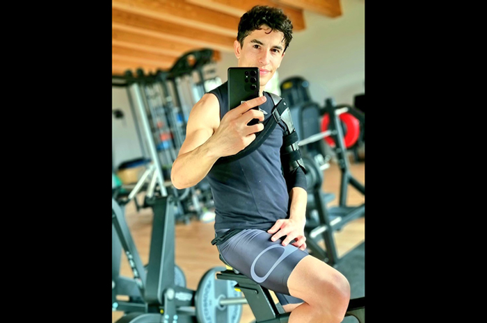 7 pekan lalu Marc Marquez naik meja operasi ketiga kali tangani cedera tulang humerus kanan. Marc Marquez udah latihan fisik perdana gowes sepeda stasioner