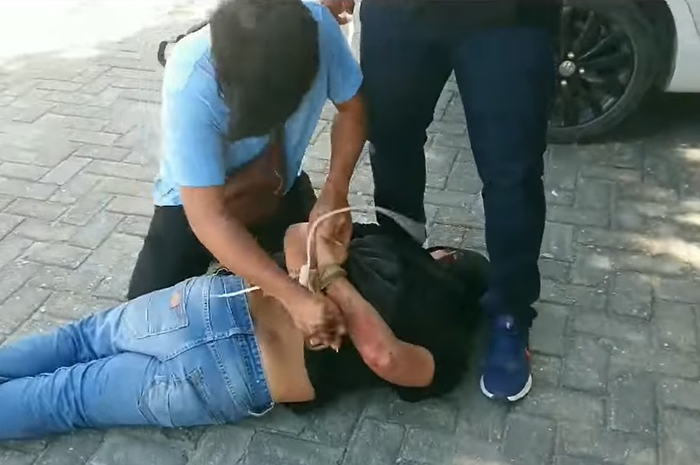 Debt collector diringkus dan diikat cable ties oleh polisi 