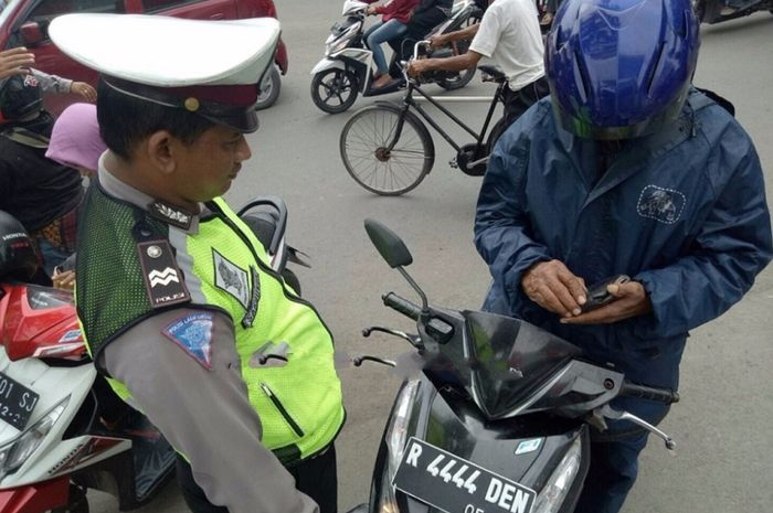 Ilustrasi ditindak karena pelat nomor atau nopol 
