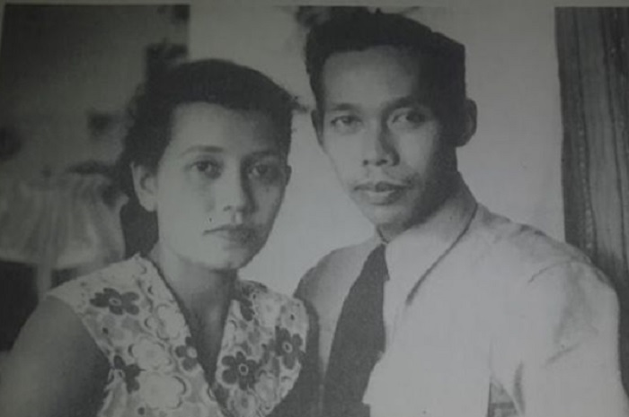 Jenderal Hoegeng Imam Santoso bersama istrinya Merry Roeslani.