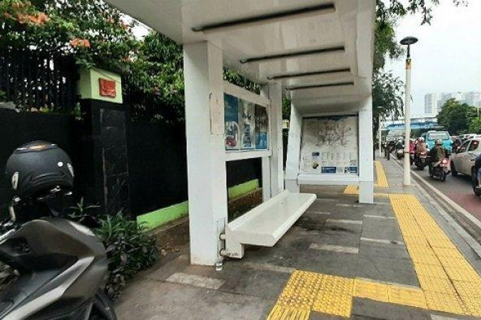 Halte bus yang dijadikan tempat bermesum pria dan perempuan, di depan SMKN 34 Jakarta, Kecamatan Senen, Jakarta Pusat, Jumat (22/1/2021). 