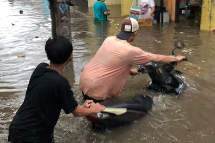 Ilustrasi motor terobos banjir. Motor terobos banjir bikers wajib cek 6 komponen ini, jangan sampai enggak bro