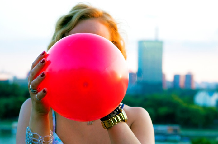 ilustrasi cewek niup balon