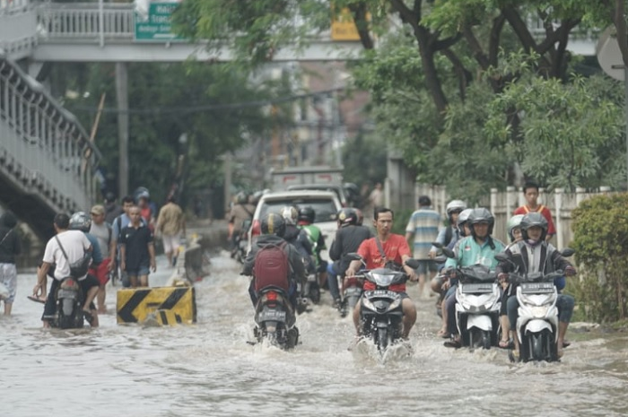 Ilustrasi motor terobos banji. Motor terobos banjir ternyata ada tekniknya, bikers jarang yang paham nih.