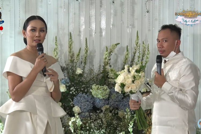 VIcky Prasetyo saat melamar kekasihnya, Kalina Ocktaranny