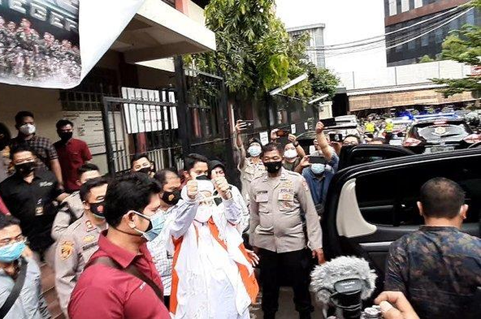 Habib Rizieq Shihab keluar dari Rutan Ditresnarkoba Polda Metro Jaya untuk dipindahkan ke Rutan Bareskrim, Kamis (14/1/2021) sore. 