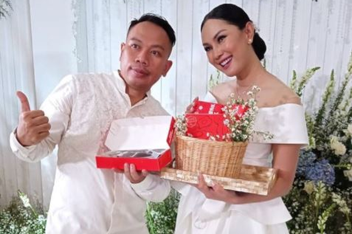 Momen lamaran Kalina Ocktaranny dan Vicky Prasetyo