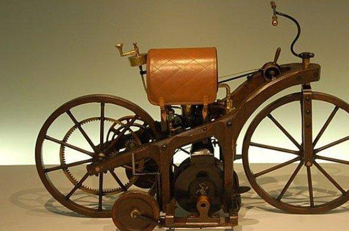 Replika Reitwagen, sepeda motor pertama di dunia.
