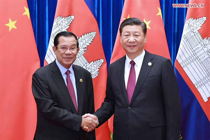 Presiden China Xi Jinping (kanan) dan Perdana Menteri Kamboja Hun Sen (kiri). Sering disebut tangan kanan Xi Jinping, Hun Sen malah kini menjadi pemimpin ASEAN