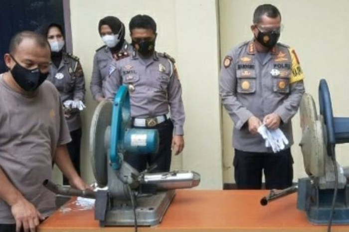 Kombes Pol Nandang Mumin Wijaya dan Kasatlantas Kompol Emil Eka Putra saat memusnahkan knalpot racing.