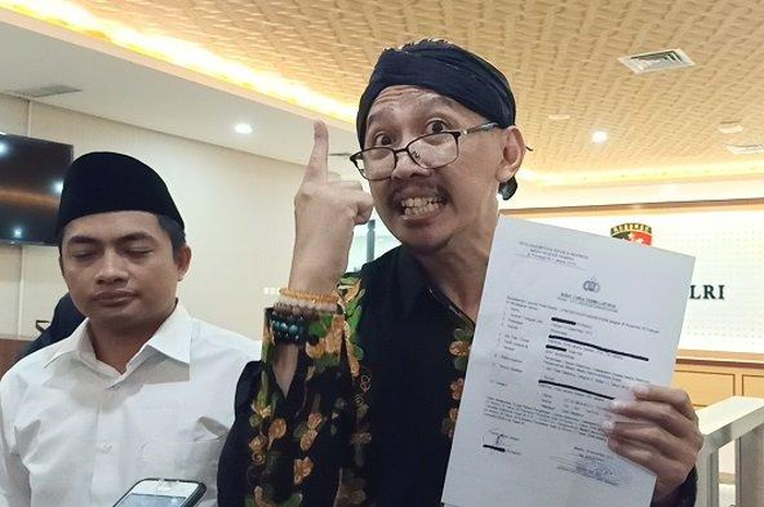 Pegiat media sosial, Permadi Arya atau Abu Janda saat melaporkan Ustaz Maaher At-Thuwailibi ke Bareskrim Mabes Polri, Jumat (29/11/2019)