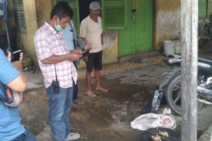 Anggota Polsek Medan Area melakukan pengecekan di lokasi jagal kucing, 