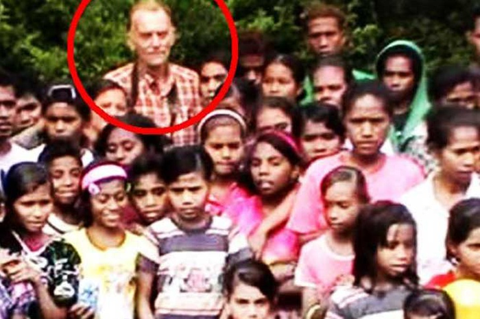 Richard Daschbach bersama anak-anak di Timor Leste.