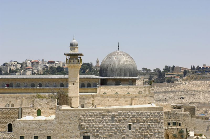 Masjid Al-Aqsa, salah satu titik pertikaian panjang Israel dan Palestina.