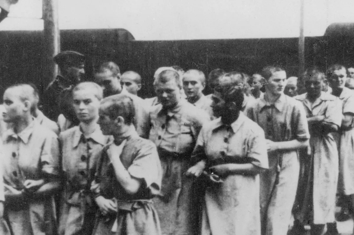 Wanita-wanita di kamp konsentrasi Auschwitz.