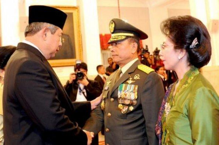Presiden SBY memberi ucapan selamat usai lantik Jenderal Moeldoko sebagai Panglima TNI pada 30 Agustus 2013. 