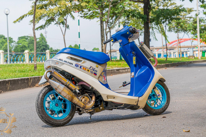 Wow, modifikasi motor skutik 2-tak Honda Dio, kecil-kecil gahar!