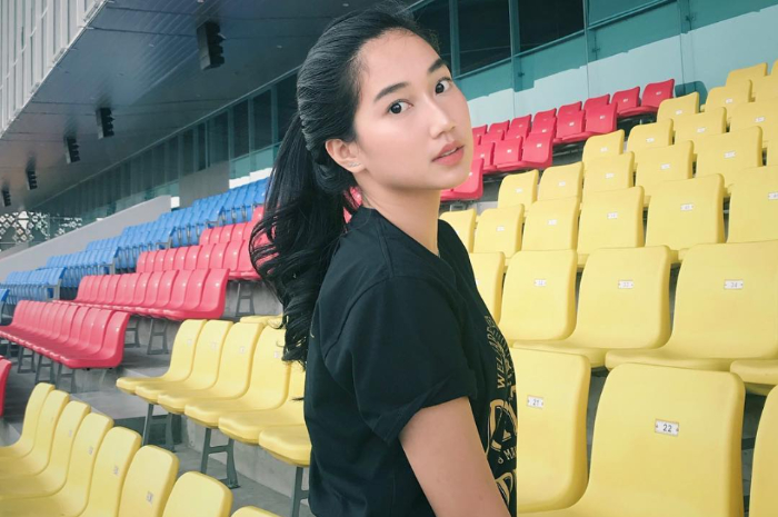 Intip fashion Nadiya Rawil pakai kaos hitam, yuk!