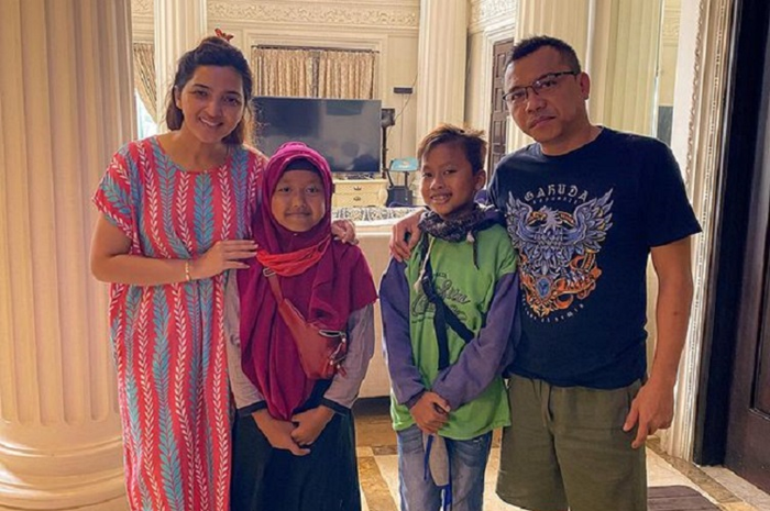 Ashanty dan Anang bersama anak angkatnya, Putra dan Aulia