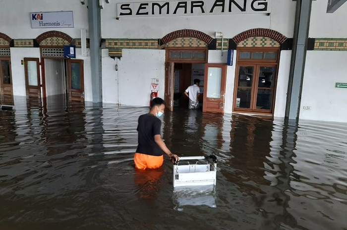 Banjir Semarang melumpuhkan simpul transportasi.