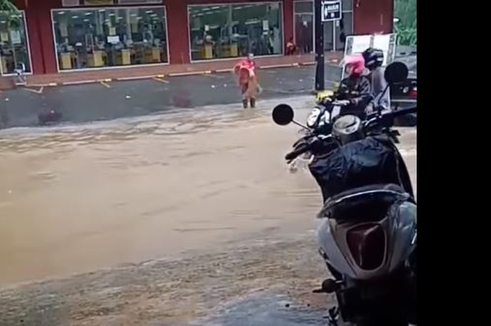Bikin pemotor bengong, lagi banjir di jalanan malah ada yang menjala.