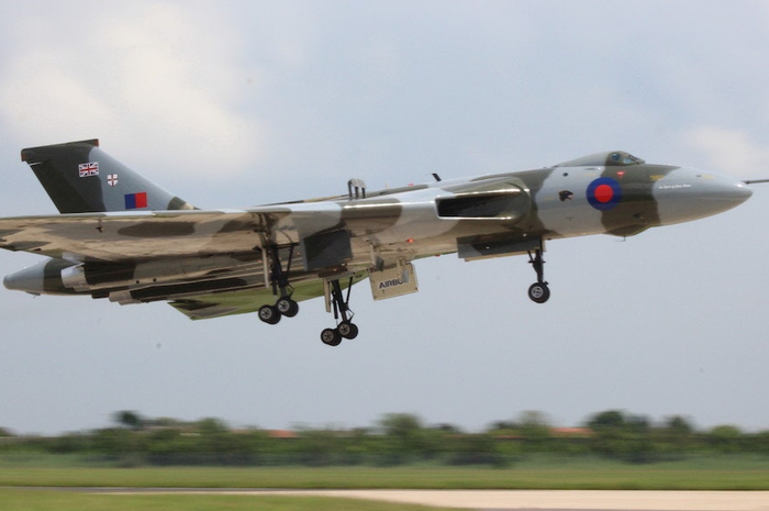 Lebih dari itu, Inggris juga mengancam akan membom langsung Jakarta menggunakan pesawat pembom nuklir jarak jauh, Avro Vulcan.